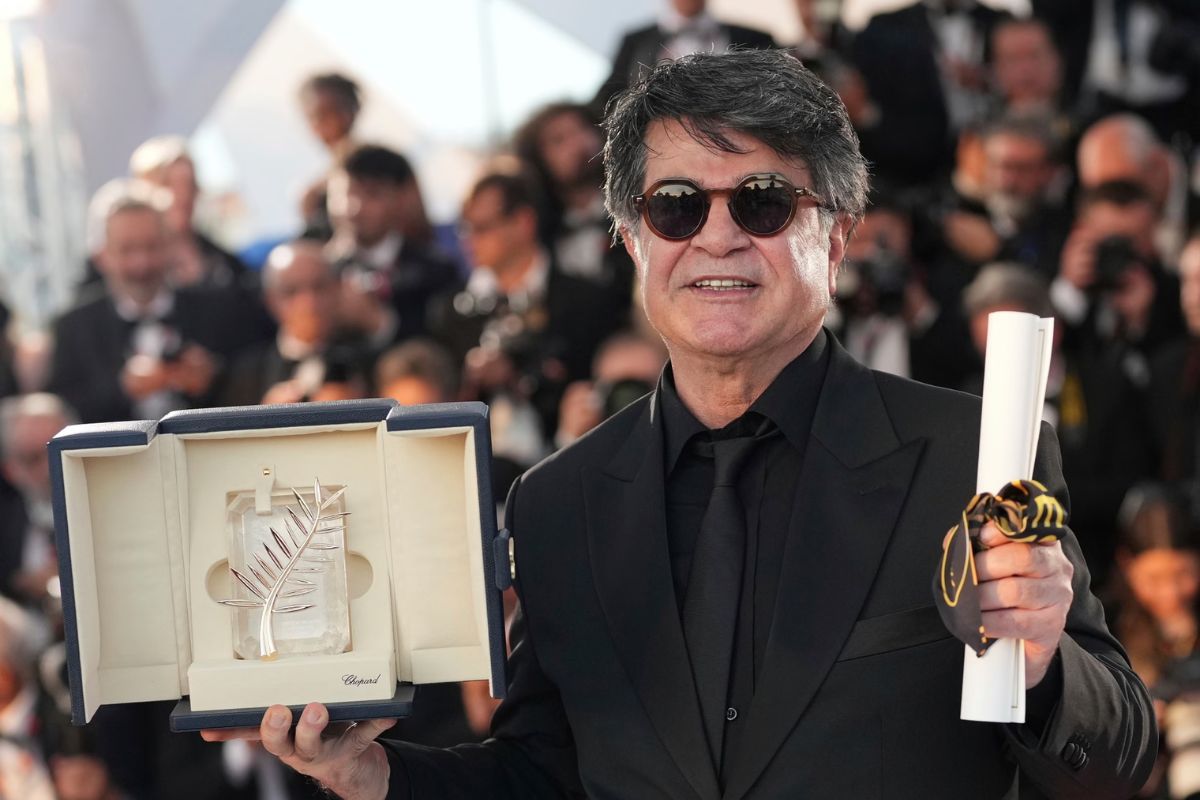 Iran jails Cannes-winning director Jafar Panahi in absentia